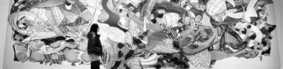 参观者在欣赏参展作品《波伦布》。