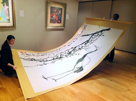 蘇富比专家于中国书画2013年春拍传媒预展上展示丁衍庸《白鹤高飞正待时》(估价:160万至220万港元)