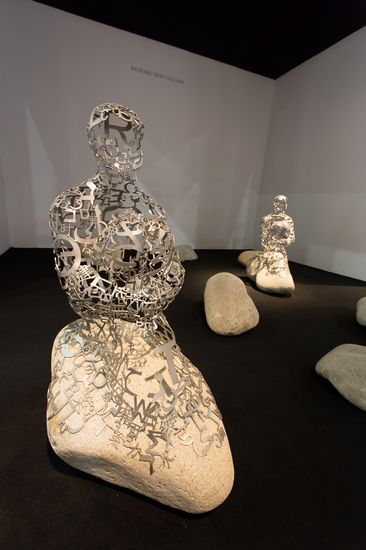 理查德·盖里画廊带来的乔麦·普兰萨(Jaume Plensa)装置作品《岛屿》