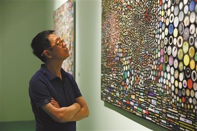 洪浩的作品以其特有的形象化手法解析消费社会,结合公众媒介的代表符号将当下社会形态形式化