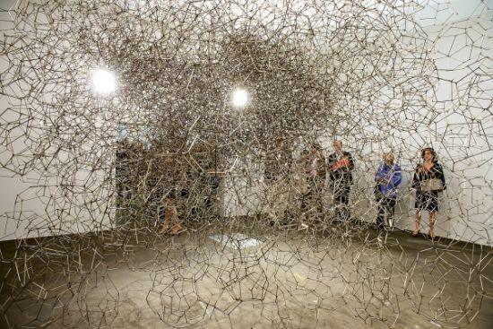 英国雕塑家安东尼·葛姆雷( Antony Comley)作品《第四空间》
