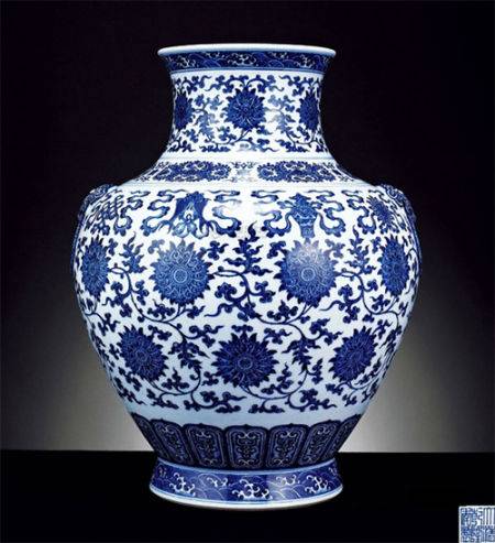 清乾隆青花缠枝莲纹托八宝大尊
