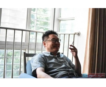 李以亮:步行是奢侈的 | 赵卫峰:在熙攘的世界寻找秩序