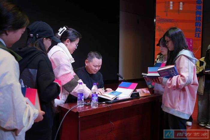 ��ֻ��һ���������߽����촫ýְҵѧԺ����δ��ý��������