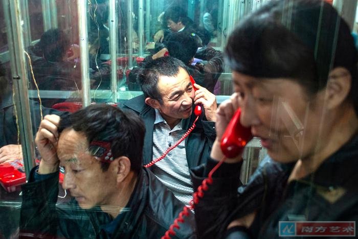 Zhan Youbing: Workers calling home, Dongguan, China (2012).